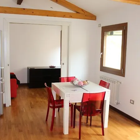 Alessandra House شقة